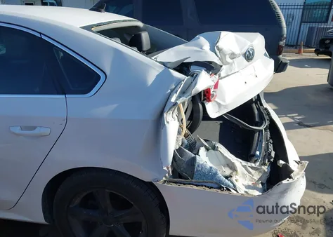 2013 Volkswagen Passat 2.5L Se z USA, uszkodzony, nr VIN 1VWBP7A30DC080200